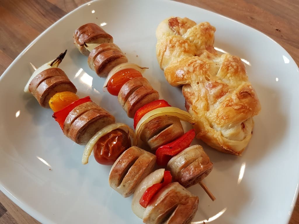 Bratwurst Schaschlik Spießen auf dem kleinen RockCrok