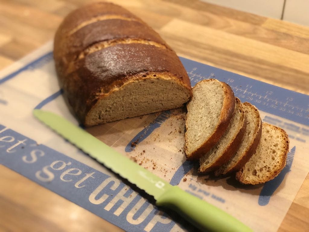 Mischbrot wie vom Bäcker auf dem mittleren Backblech