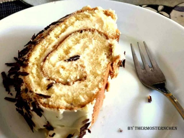 Biskuitrolle mit Lemoncurd und Schokosplitter