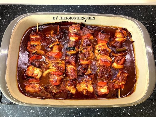 Ofenschaschlik saftig und zart aus der rechteckigen Ofenhexe