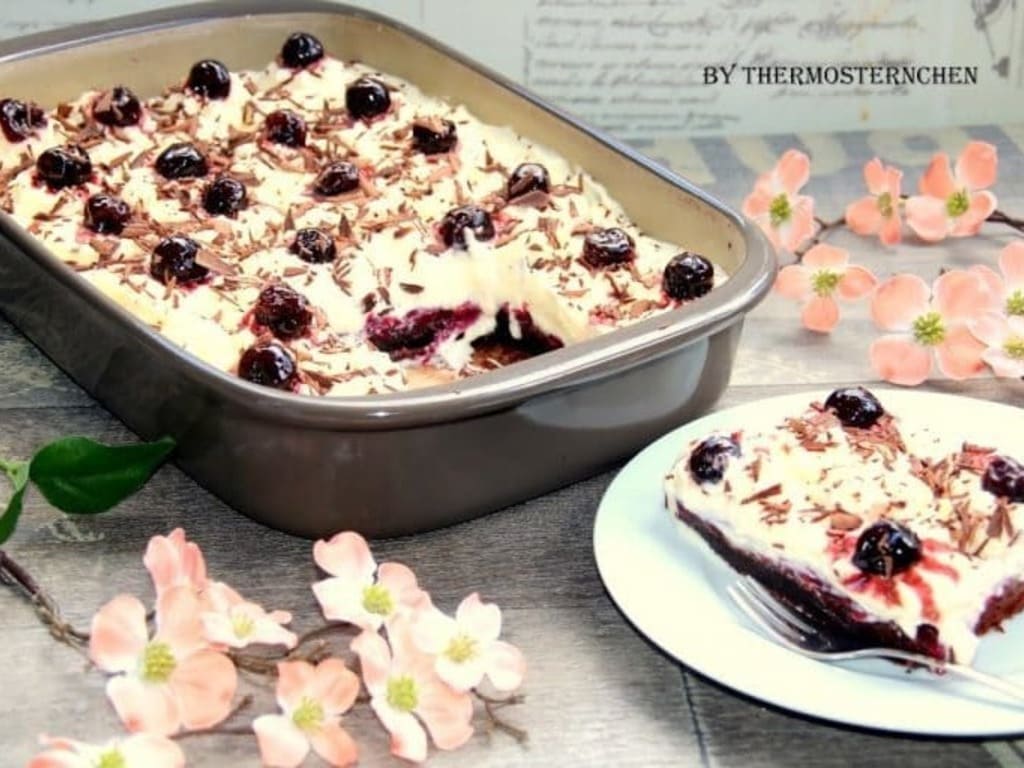 Schwarzwälder Kirsch Schnitten aus der rechteckigen Ofenhexe