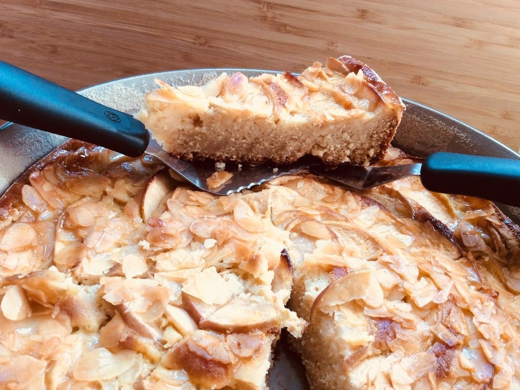 Apfelkuchen mit Marzipan und Kokosmehl in der neuen Stoneware Rund