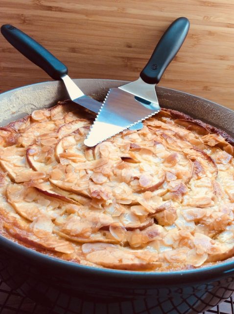 Apfelkuchen mit Marzipan und Kokosmehl in der neuen Stoneware Rund