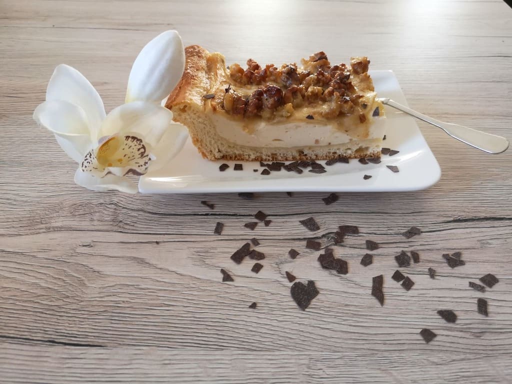 Cremiger Apfelkuchen mit Walnuss-Crunch