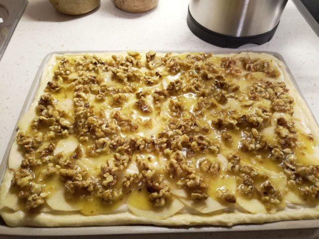 Cremiger Apfelkuchen mit Walnuss-Crunch