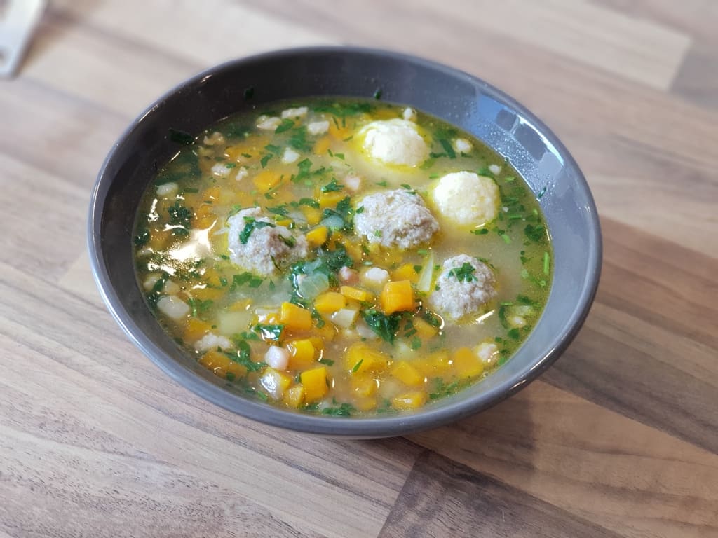 Möhreneintopf mit Fleischbällchen und Grießklösschen im APP