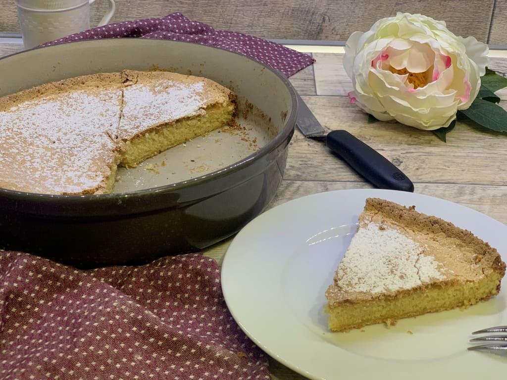 Mallorquinischer Mandelkuchen aus der Stoneware rund