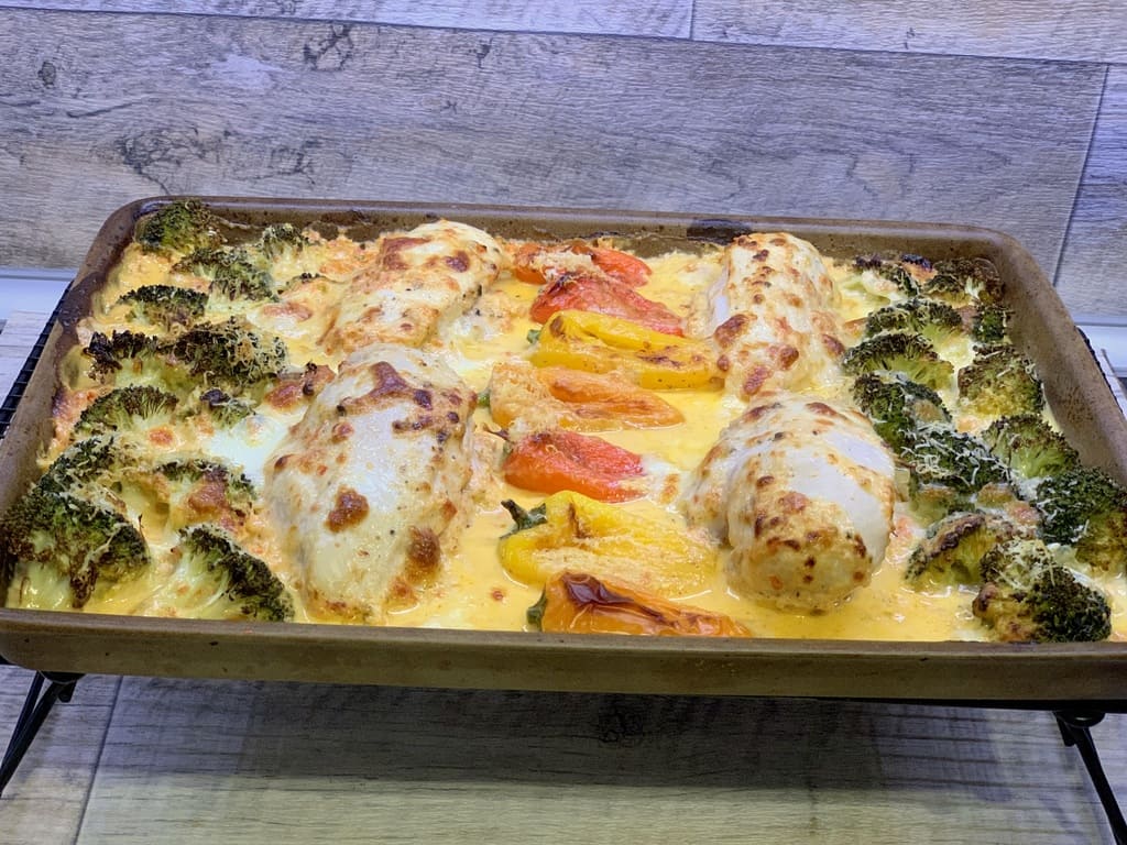 Parmesan Hähnchen mit Gemüse in Kräuterrahmen