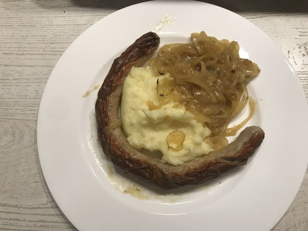 Nürnberger Rostbratwurst mit Zwiebelsauce