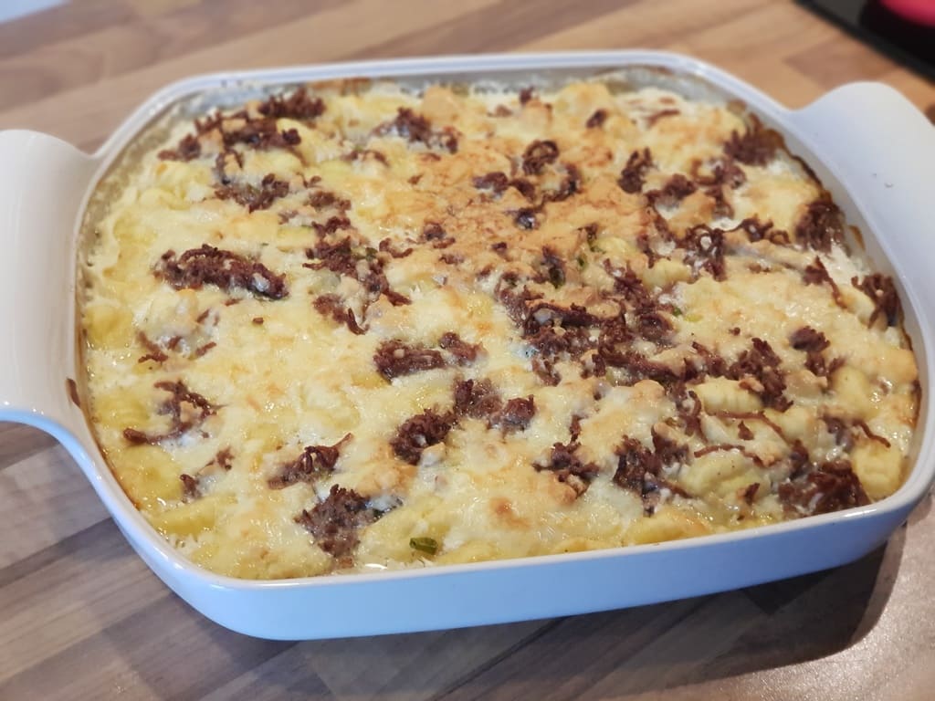 Weißer Bolognese Auflauf im flachen Bäker