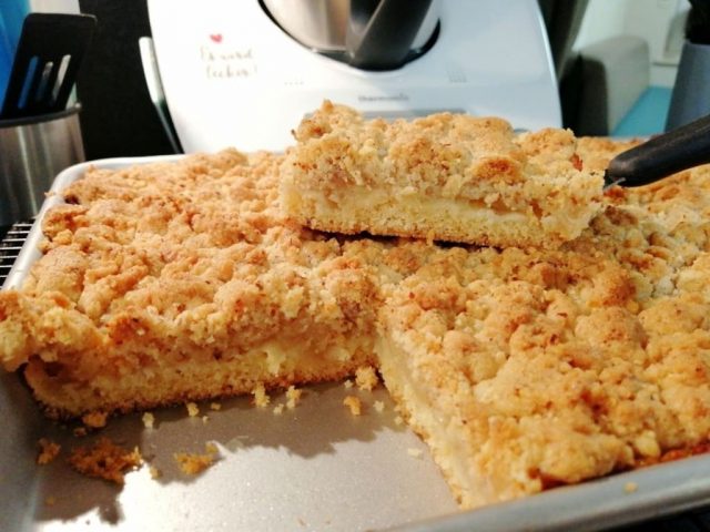 Apfelkuchen mit Mandelstreusel vom mittleren Backblech