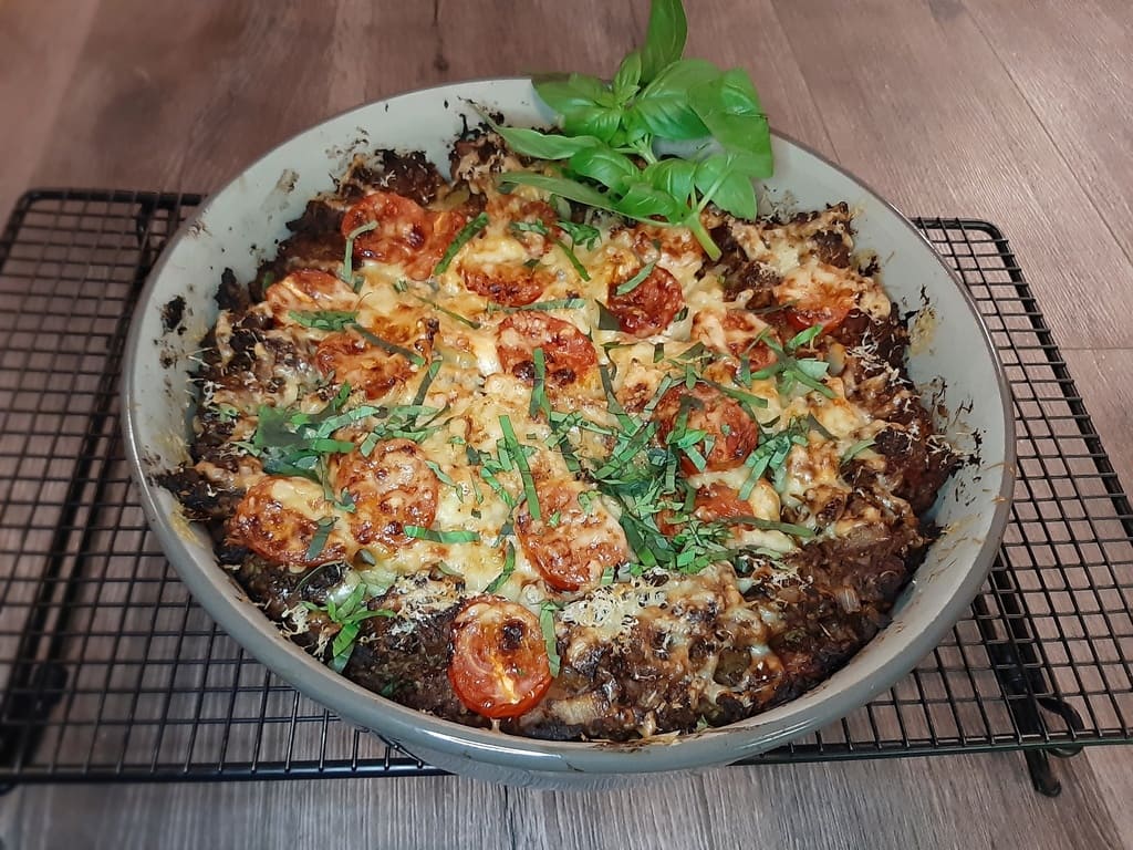 Gefüllte Muschelnudeln mit Ricotta und Hacksoße aus der Stoneware rund