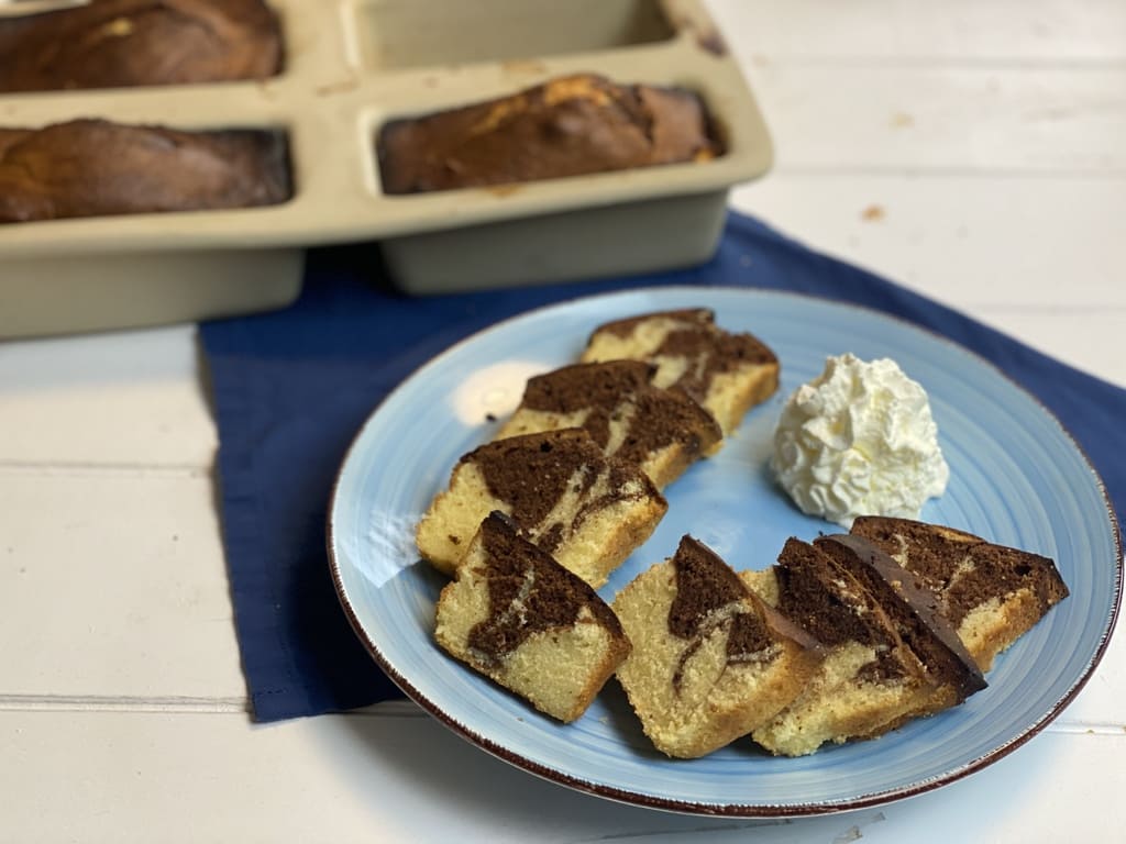 Marmorkuchen – super saftig und schokoladig – aus der Mini-Kastenform