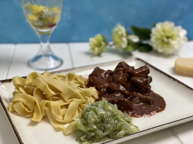 Rotwein Gulasch aus dem Ofenmeister