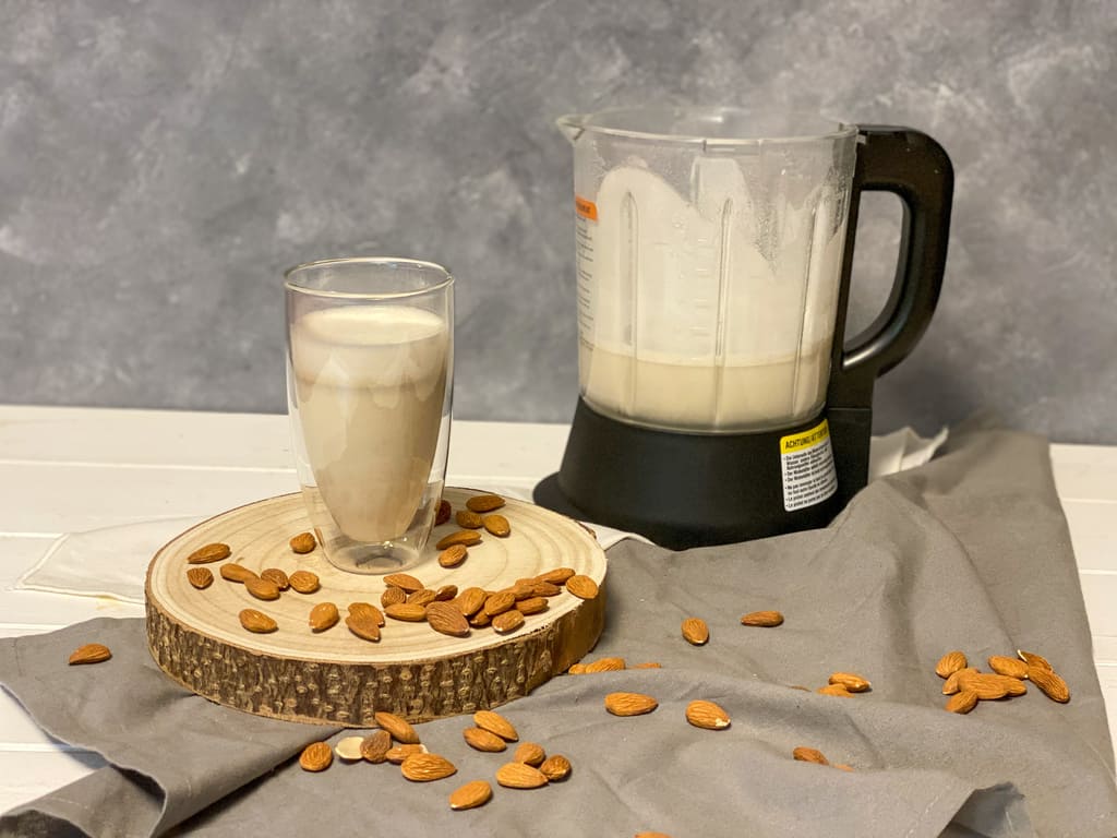 Mandelmilch aus dem Deluxe Blender