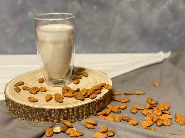 Mandelmilch aus dem Deluxe Blender