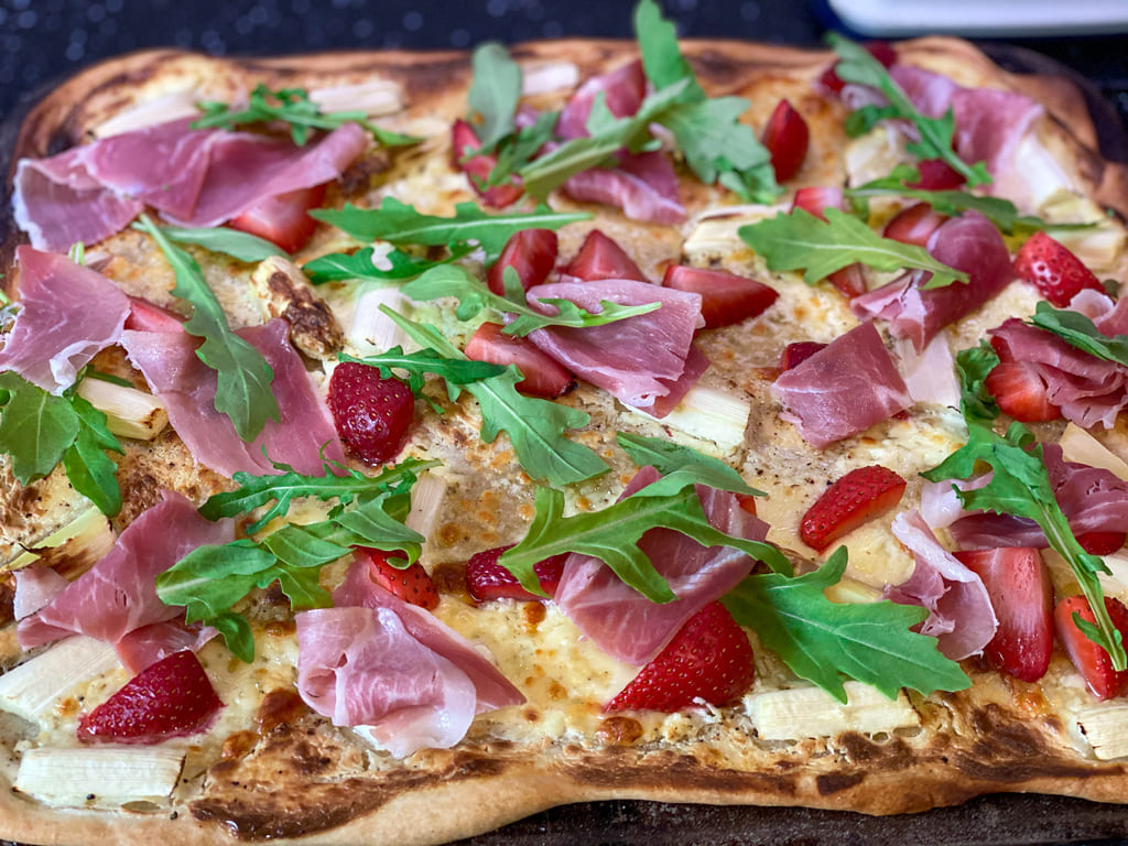 Flammkuchen mit Erdbeeren, Spargel, Rucola und saftigen Schinken