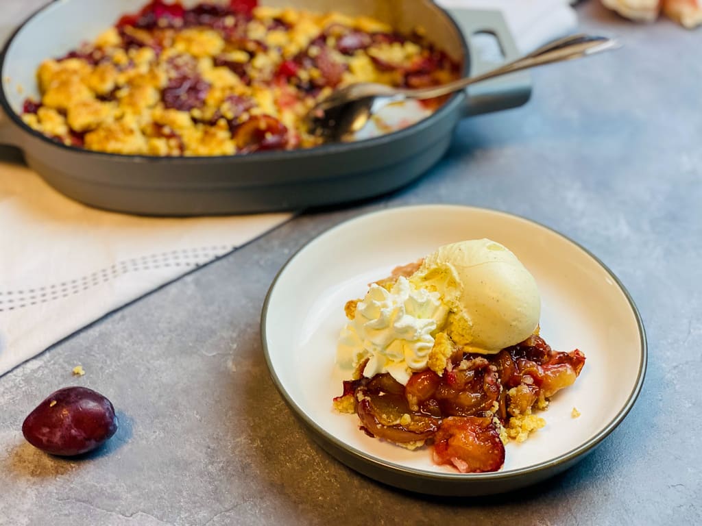 Zwetschgen Crumble mit Marzipan Streuseln