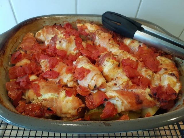 Eingewickeltes Hähnchenfilet mit mediteranten Frischkäse auf gemischten Ratatouille Gemüse