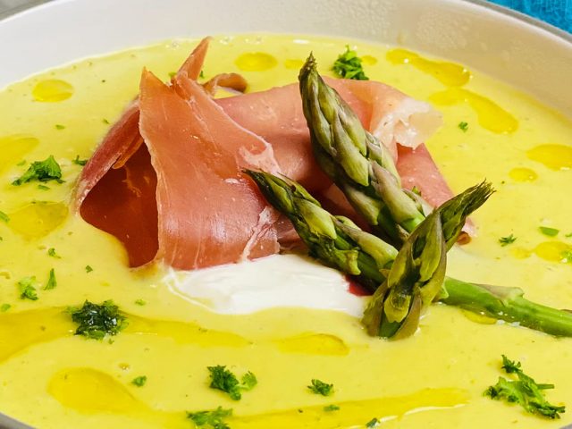 Grüne Spargelsuppe mit Basilikumöl