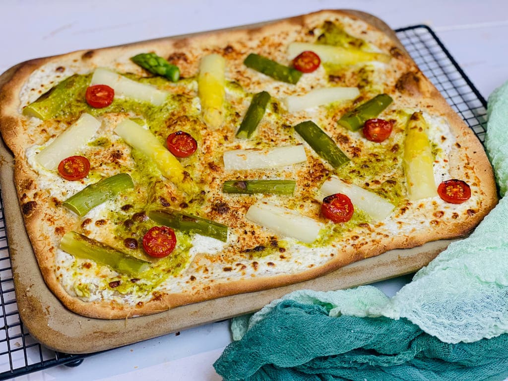 Knuspriger Flammkuchen mit Spargel, Kirschtomaten und Räucherlachs