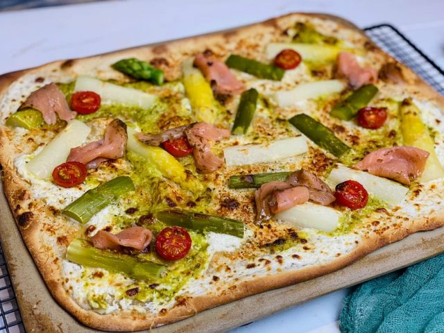 Knuspriger Flammkuchen mit Spargel, Kirschtomaten und Räucherlachs1