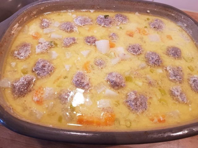 Kohlrabi - Möhren Eintopf mit Hackbällchen aus dem Ofenmeister