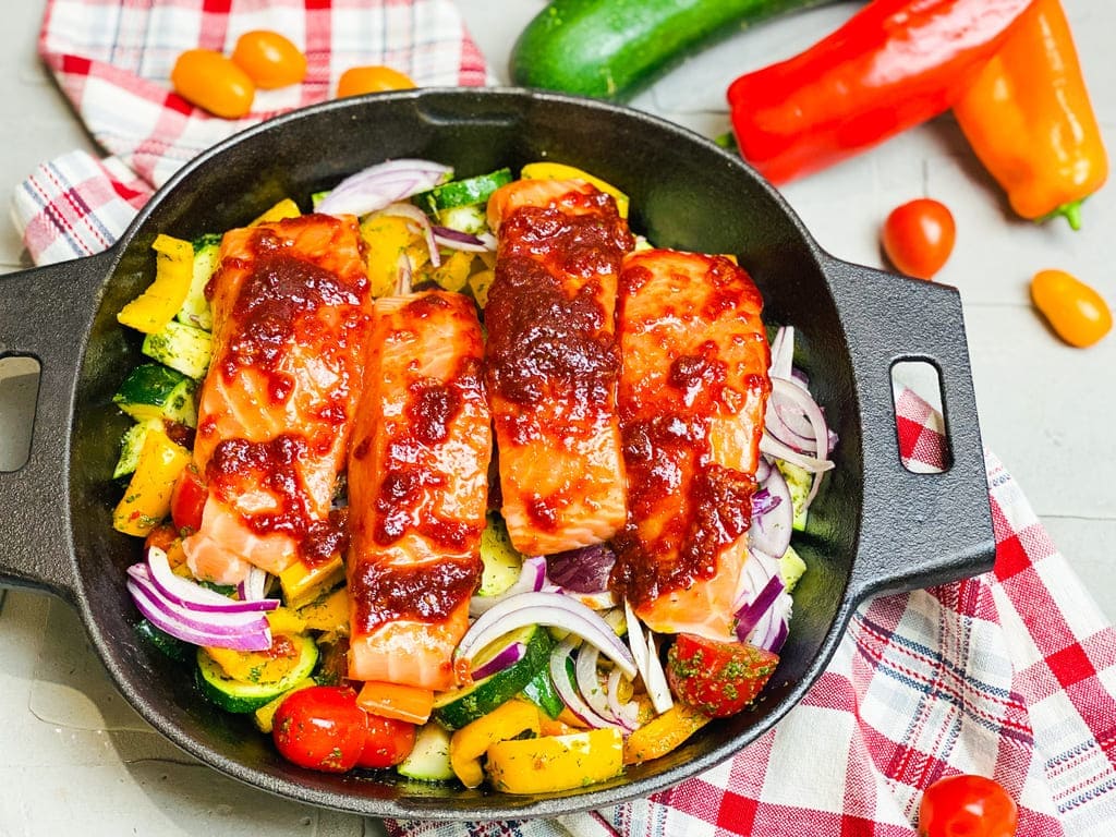 Lachs auf Ofengemüse mit Tomatencreme und Reise nach Hawaii