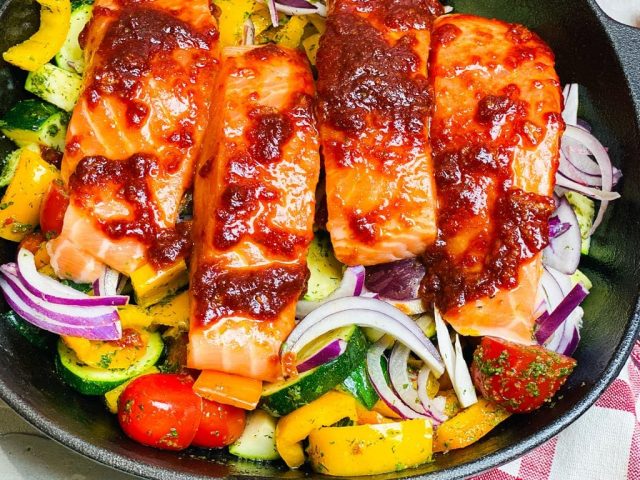 Lachs auf Ofengemüse