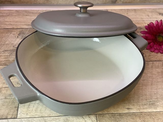 Emaillierte Gusseiserne Pfanne mit Deckel.