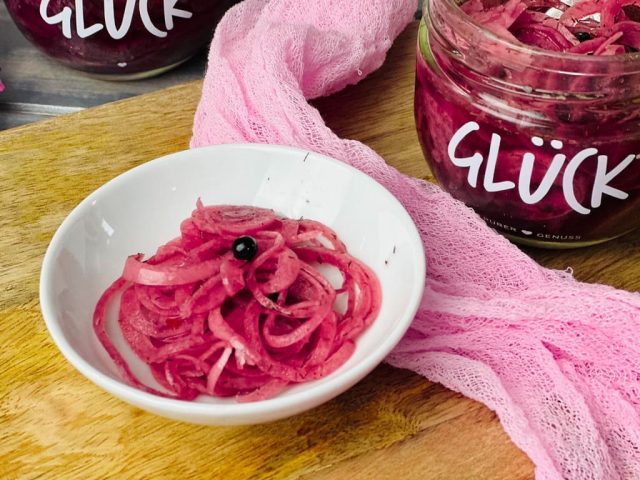 Eingelegte rote Zwiebeln für Burger und Hotdogs