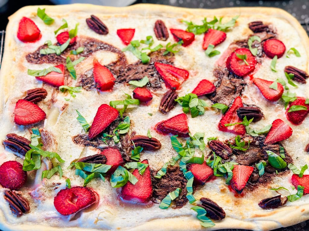 Flammkuchen mit Erdbeeren, Nutella, Pecannüssen und Basilikum