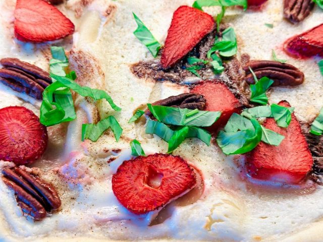 Flammkuchen mit Erdbeeren, Nutella, Pecannüssen und Basilikum