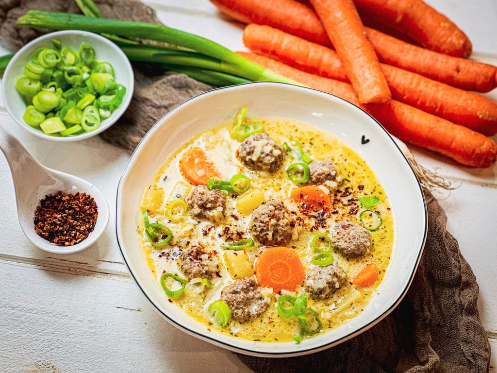 Hackbällchen Suppe
