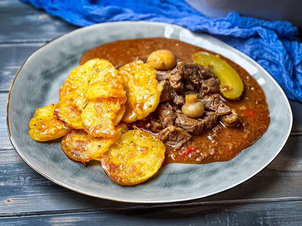 Münsterländer Kutschergulasch mit Kartoffel-Käse-Kruste
