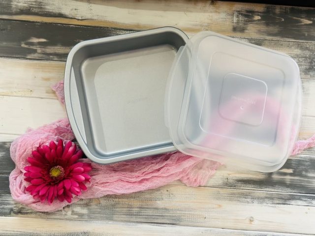 Quadratische Backform mit Deckel