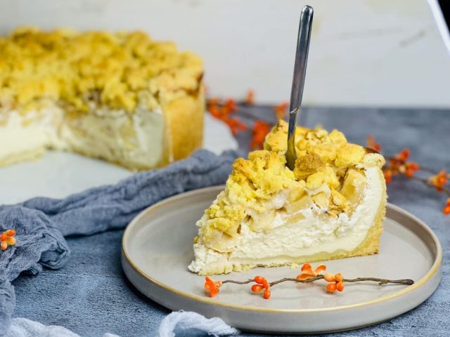 Käsekuchen mit Apfel und Knusperstreusel