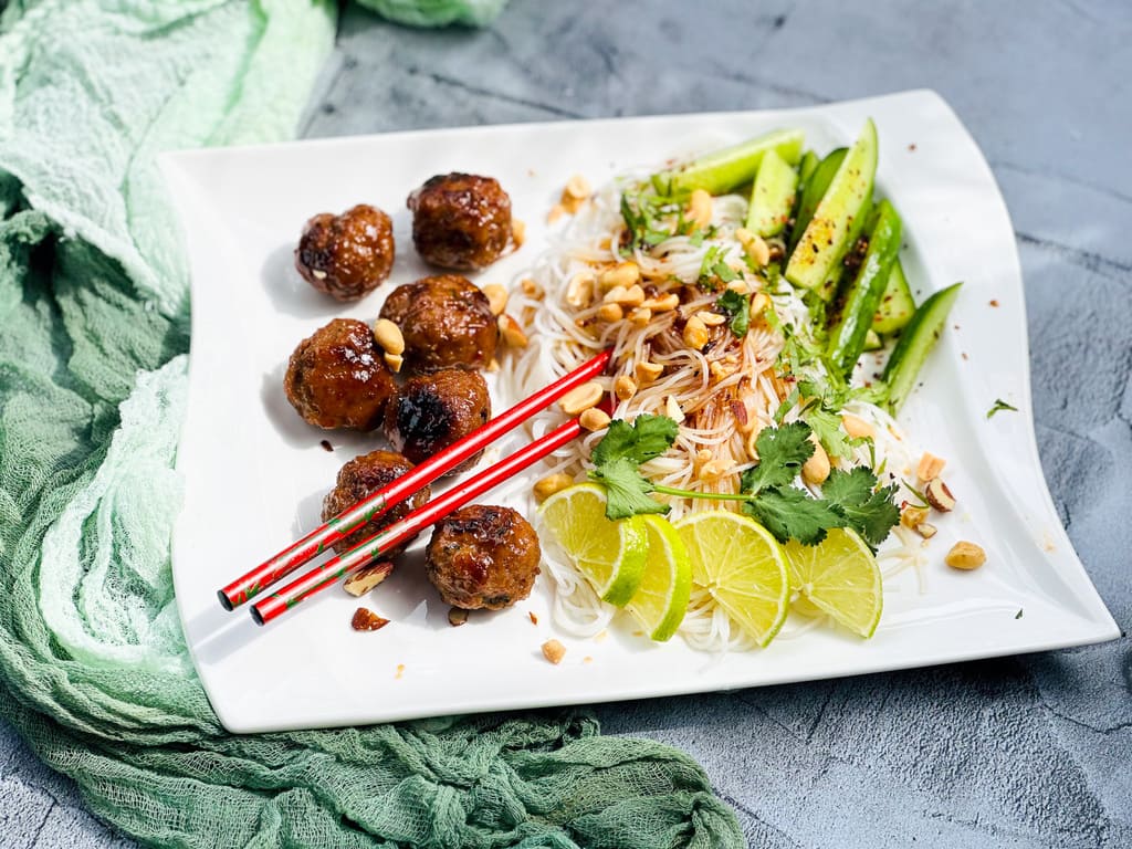 Thailändische Honigfrikadellen mit Reisnudeln ( Bun nem nuong )