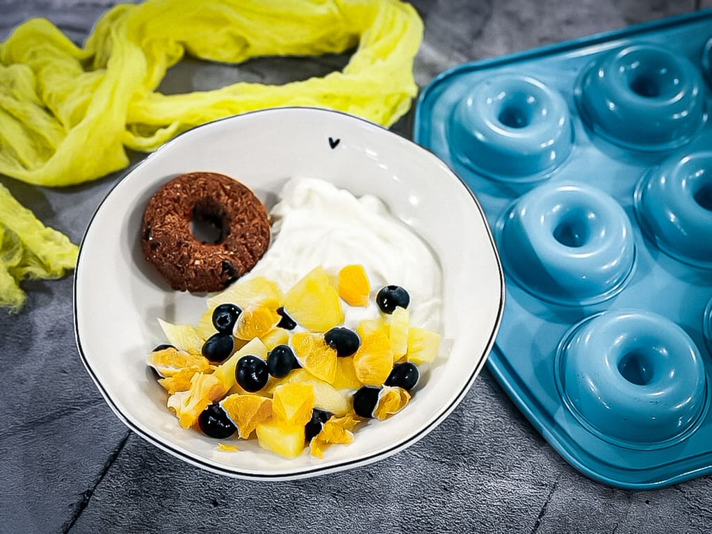 Knusprige Donuts auf Joghurt mit Früchten