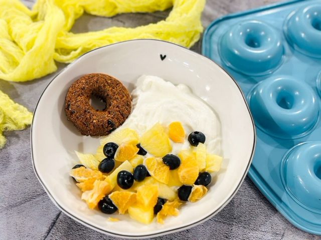 Knusprige Donuts auf Joghurt mit Früchten