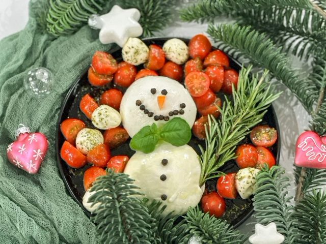 Olaf der Schneemann aus Burrata und Tomaten