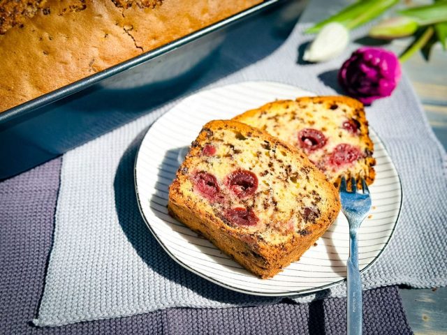 Ameisenkuchen mit Kirschen und extra Schokolade