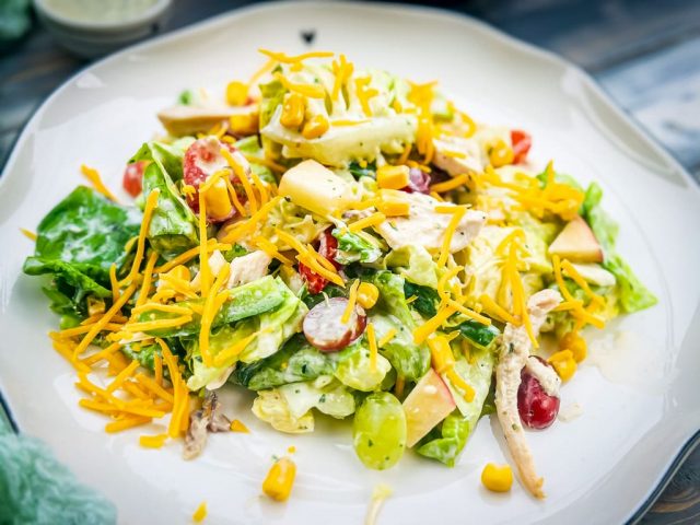 Brathähnchensalat mit sommerlichen Buttermilchdressing